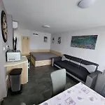 Vizparti Gyermekbarat Teljesen Felujitott Apartman, Orzoett, Sajat Strand, Parkolo, Etterem Balatonfenyves