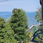 Vizparti Gyermekbarat Teljesen Felujitott Apartman, Orzoett, Sajat Strand, Parkolo, Etterem Balatonfenyves