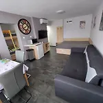 Vizparti Gyermekbarat Teljesen Felujitott Apartman, Orzoett, Sajat Strand, Parkolo, Etterem Apartamento