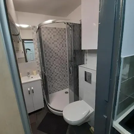 Vizparti Gyermekbarat Teljesen Felujitott Apartman, Orzoett, Sajat Strand, Parkolo, Etterem בלטונפנבש