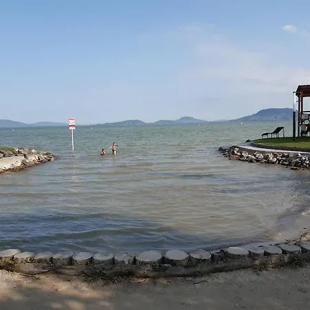 Vízparti Gyermekbarát Teljesen Felújított Apartman, őrzött, Saját Strand, Parkoló, étterem *