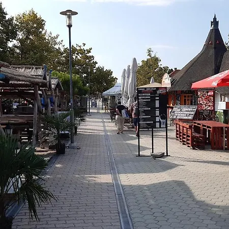 Апартаменты Vizparti Gyermekbarat Teljesen Felujitott Apartman, Orzoett, Sajat Strand, Parkolo, Etterem *