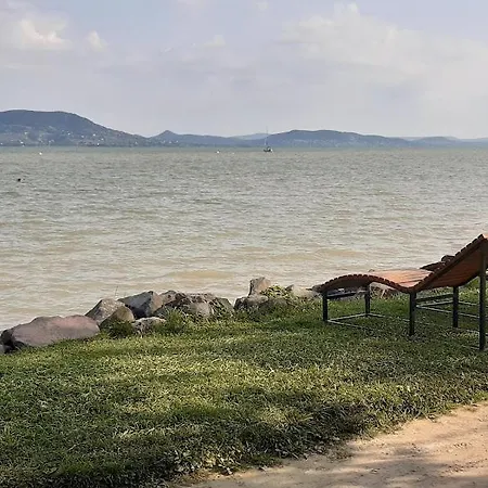דירה Vizparti Gyermekbarat Teljesen Felujitott Apartman, Orzoett, Sajat Strand, Parkolo, Etterem בלטונפנבש