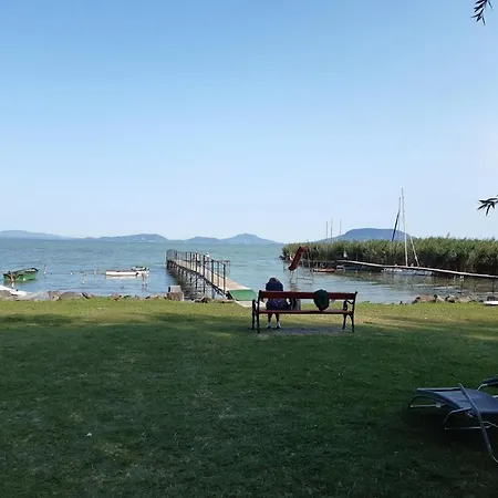 Vízparti Gyermekbarát Teljesen Felújított Apartman, őrzött, Saját Strand, Parkoló, étterem Apartamento