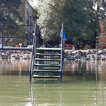 Vízparti Gyermekbarát Teljesen Felújított Apartman, őrzött, Saját Strand, Parkoló, étterem *