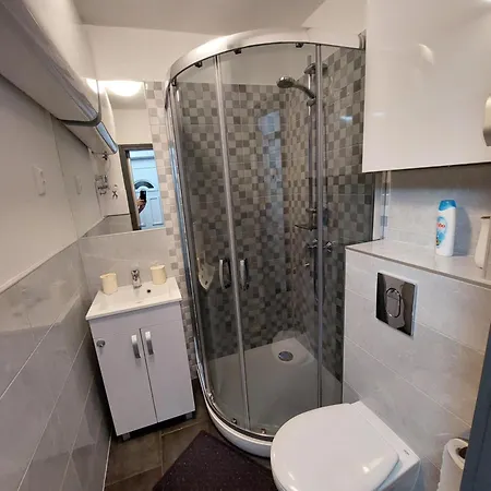 Vízparti Gyermekbarát Teljesen Felújított Apartman, őrzött, Saját Strand, Parkoló, étterem Apartamento
