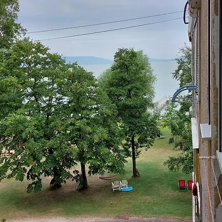 דירה Vizparti Gyermekbarat Teljesen Felujitott Apartman, Orzoett, Sajat Strand, Parkolo, Etterem *