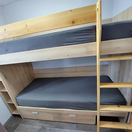 Vizparti Gyermekbarat Teljesen Felujitott Apartman, Orzoett, Sajat Strand, Parkolo, Etterem *