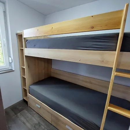 דירה Vizparti Gyermekbarat Teljesen Felujitott Apartman, Orzoett, Sajat Strand, Parkolo, Etterem בלטונפנבש