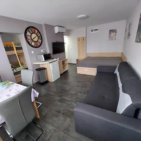 Vizparti Gyermekbarat Teljesen Felujitott Apartman, Orzoett, Sajat Strand, Parkolo, Etterem Apartmán