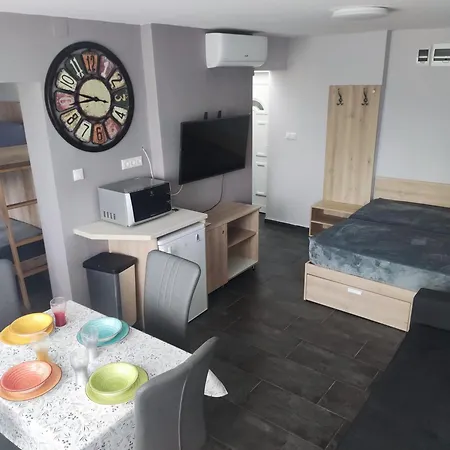 Vizparti Gyermekbarat Teljesen Felujitott Apartman, Orzoett, Sajat Strand, Parkolo, Etterem Lägenhet