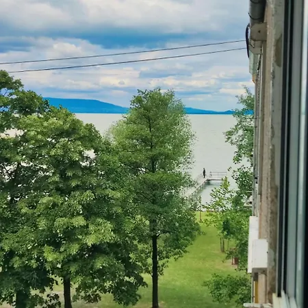 Vizparti Gyermekbarat Teljesen Felujitott Apartman, Orzoett, Sajat Strand, Parkolo, Etterem דירה בלטונפנבש