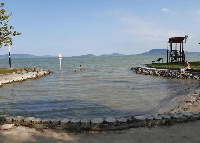Vizparti Gyermekbarat Teljesen Felujitott Apartman, Orzoett, Sajat Strand, Parkolo, Etterem *
