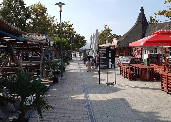 Lägenhet Vizparti Gyermekbarat Teljesen Felujitott Apartman, Orzoett, Sajat Strand, Parkolo, Etterem *