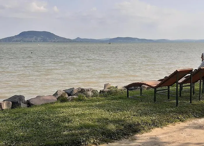 Lägenhet Vizparti Gyermekbarat Teljesen Felujitott Apartman, Orzoett, Sajat Strand, Parkolo, Etterem Balatonfenyves