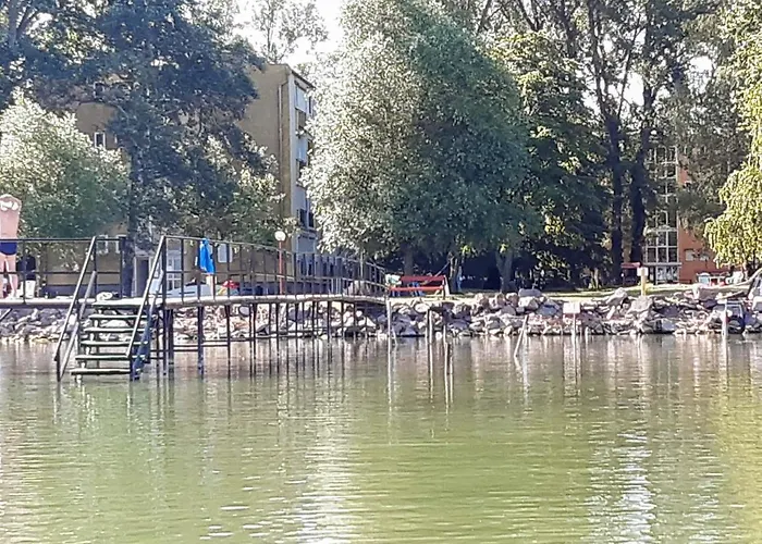 Vizparti Gyermekbarat Teljesen Felujitott Apartman, Orzoett, Sajat Strand, Parkolo, Etterem *