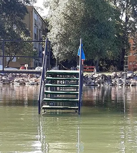 Vizparti Gyermekbarat Teljesen Felujitott Apartman, Orzoett, Sajat Strand, Parkolo, Etterem *