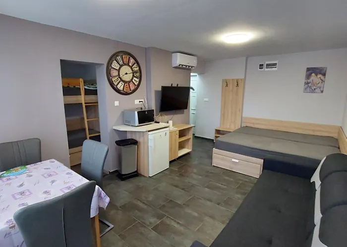 Vizparti Gyermekbarat Teljesen Felujitott Apartman, Orzoett, Sajat Strand, Parkolo, Etterem Lägenhet