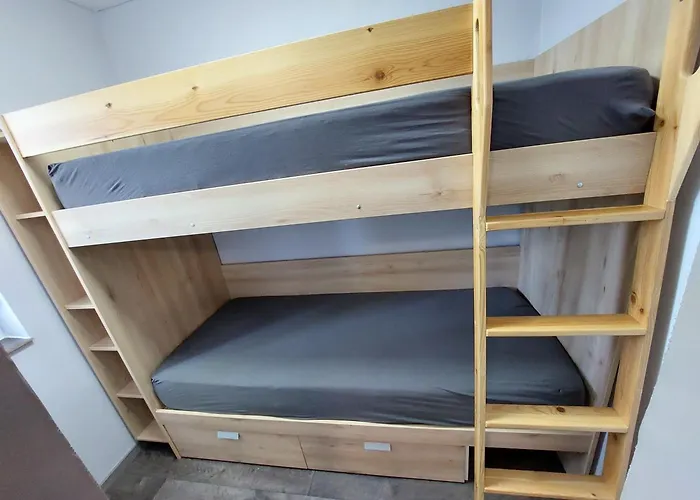 Vizparti Gyermekbarat Teljesen Felujitott Apartman, Orzoett, Sajat Strand, Parkolo, Etterem *