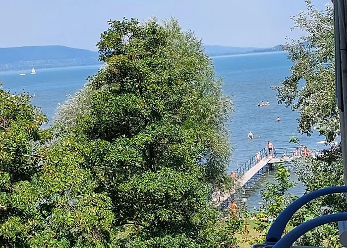 Vizparti Gyermekbarat Teljesen Felujitott Apartman, Orzoett, Sajat Strand, Parkolo, Etterem Balatonfenyves