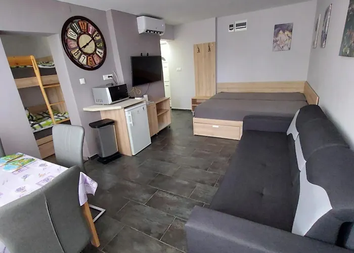 Vizparti Gyermekbarat Teljesen Felujitott Apartman, Orzoett, Sajat Strand, Parkolo, Etterem Lägenhet