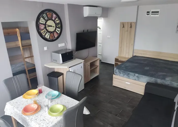 Vizparti Gyermekbarat Teljesen Felujitott Apartman, Orzoett, Sajat Strand, Parkolo, Etterem Lägenhet